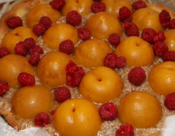 На готовый пирог выложить сверху малину.