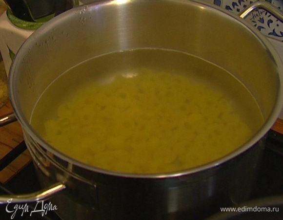 Макароны отварить в подсоленной воде. 