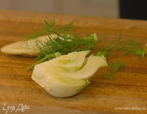 Фенхель нарезать тонкими полосками (зелень оставить). 