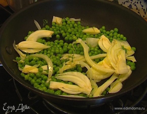 Разогреть в сковороде 1 ст. ложку оливкового масла и прогреть фенхель и горошек. 