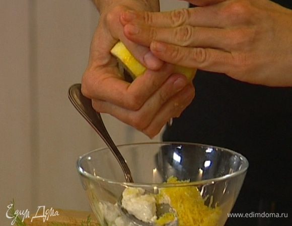 Цедру лимона натереть на мелкой терке, из половинки лимона отжать сок. 