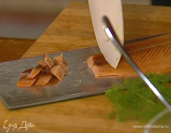 Копченую рыбу нарезать небольшими кусочками. 