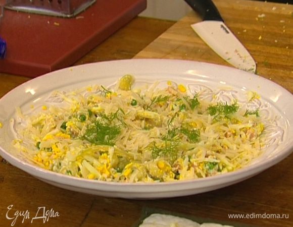 Соединить отваренные макароны с фенхелем и горошком, добавить рыбу, заправить все творожным соусом и перемешать. 