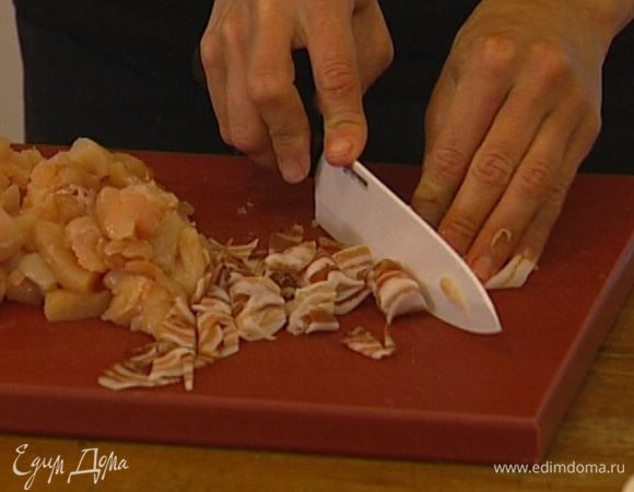 Сало порезать тонкими полосками.