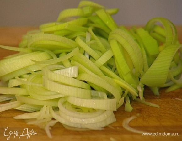 Светлую часть лука-порея нарезать тонкими кольцами.