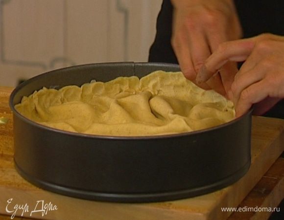 Выложить начинку, полить сливками, накрыть вторым слоем теста и скрепить друг с другом края обоих пластов. Сделать по центру крестообразный надрез, чтобы уходила лишняя влага, проткнуть тесто вилкой по всей поверхности.