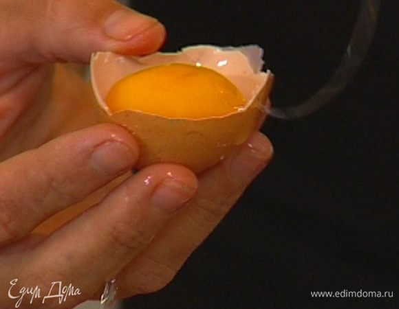 Отделить желтки от белков.