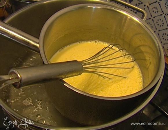 Желтки взбить с сахаром, добавить сливки и молоко, поставить на водяную баню и прогреть.