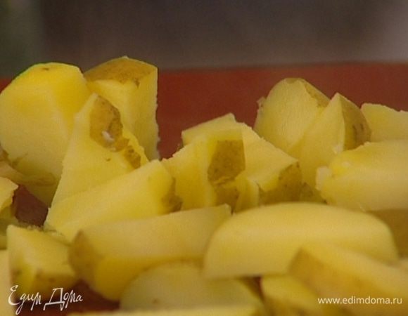 Картофель отварить в мундире, слить воду и остудить, затем крупно нарезать, маленькие клубни просто разрезать пополам. 