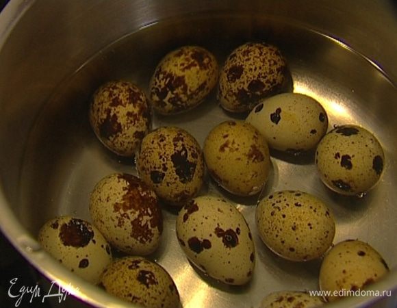 Перепелиные яйца отварить, опустить в холодную воду, почистить и разрезать пополам. 