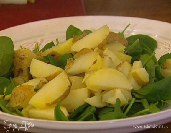 Шпинат выложить на большое блюдо, полить его майонезом, сверху разложить картофель и снова немного полить майонезом.