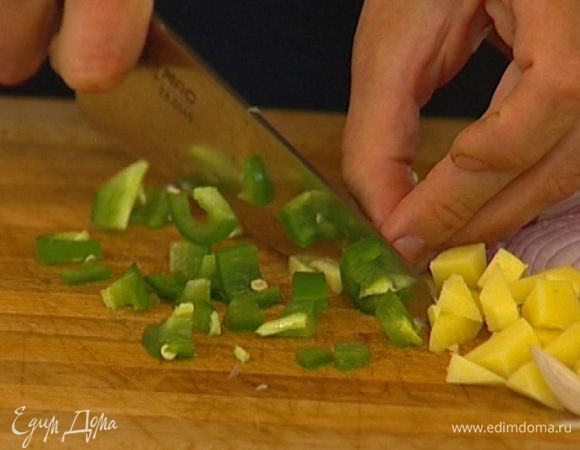 Перец чили нарезать кусочками. 