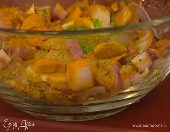Приготовить маринад: соединить нарезанные овощи, добавить кориандр, куркуму, карри, мускатный орех, гвоздику, сахар, щепотку соли, цедру и сок лайма. 
