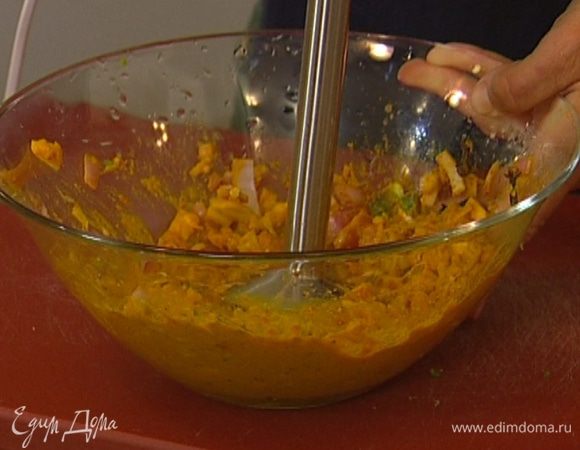 Измельчить все погружным блендером, чтобы маринад стал более однородным. 