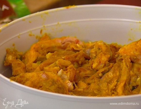 В глубокую посуду выложить слоями мясо и маринад, присыпать кинзой, залить кокосовым молоком и оставить мариноваться минимум на полчаса или отправить в холодильник на ночь. 