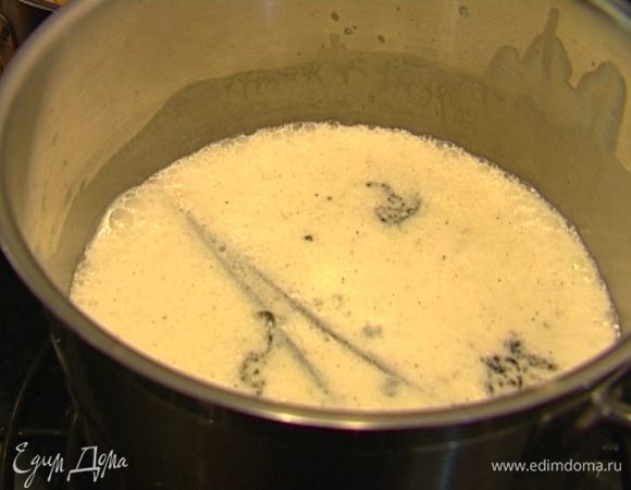 Молоко и сливки влить в кастрюлю, добавить зерна и стручок ванили, поставить на огонь и довести до кипения, затем стручок ванили вынуть. 