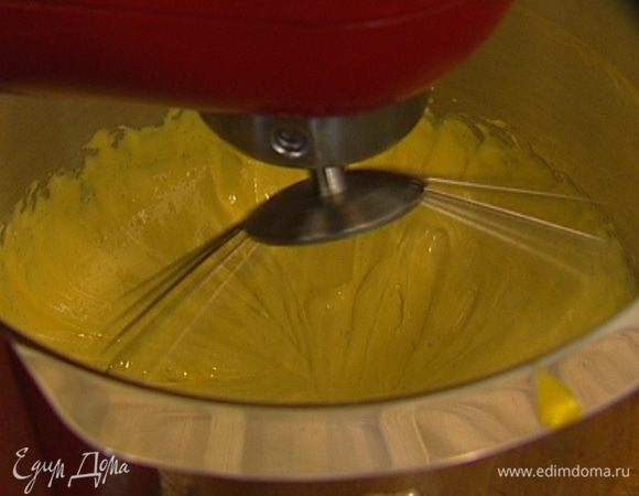 Желтки взбить с сахаром (1 ст. ложку сахара оставить).  