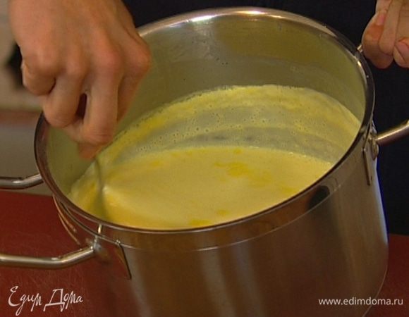 Вернуть кастрюлю на плиту и, продолжая помешивать, прогревать массу на медленном огне, пока она не загустеет, затем остудить, перелить в контейнер и поставить в морозилку на 3 часа. Время от времени перемешивать мороженое деревянной ложкой. 