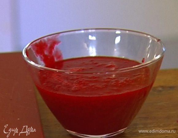 Малину высыпать в кастрюлю, добавить 1 ст. ложку сахара, 3 ст. ложки воды, довести до кипения и варить на медленном огне, помешивая, около 10 минут, затем протереть через сито, чтобы избавиться от зерен. 