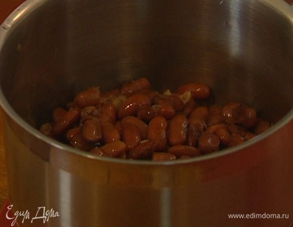 Фасоль замочить на ночь, затем залить холодной водой и отварить до готовности, лишнюю воду слить.  