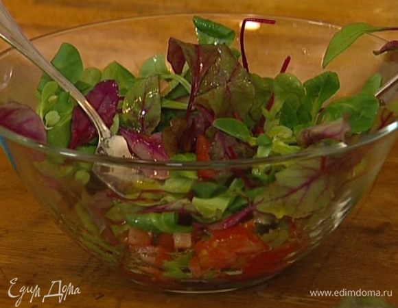 Добавить яблочный уксус, 1 ст. ложку оливкового масла, нарубленные петрушку и мяту (немного мяты оставить) и все перемешать. 