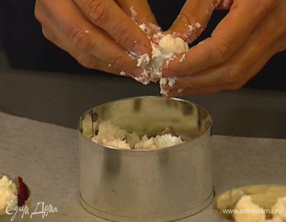 Сверху выложить слой взбитой фасоли, а затем слой козьего сыра, поломав его на кусочки, и отправить духовку под гриль на 5−7 минут.  