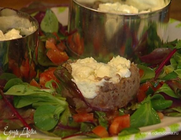 Оставшийся салат разложить на большом блюде, сверху поставить запеченные башенки из фасоли и сыра и снять кулинарные кольца. 