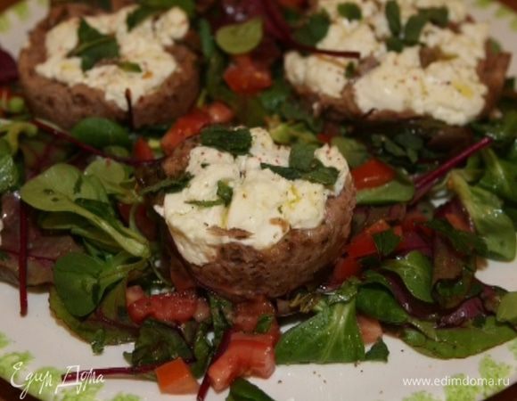 Сбрызнуть оливковым маслом, присыпать мятой и поперчить.