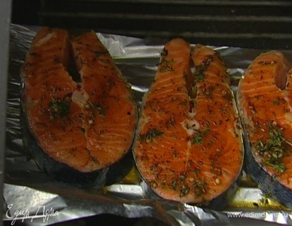 Выложить семгу на фольгу и запечь на гриле, перевернув один  раз.