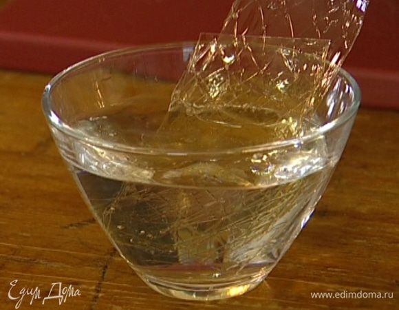 Желатин замочить в небольшом количестве холодной воды. 