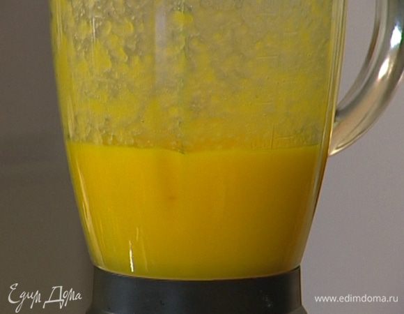 Манго почистить, нарезать кубиками, отправить в блендер, влить 3 ст. ложки воды и взбивать до получения однородной массы. 