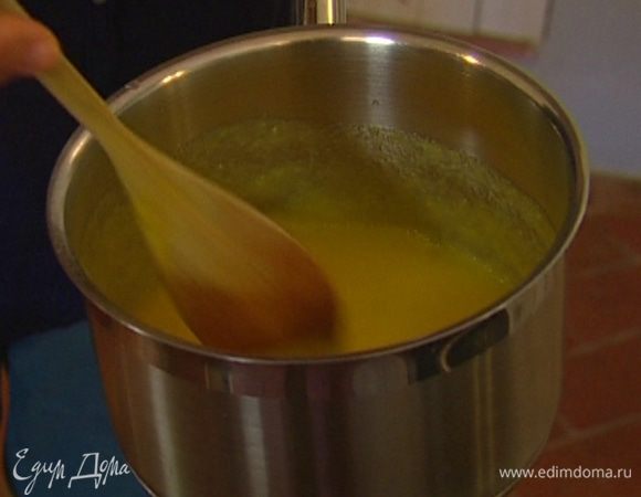 Половину манго прогреть, добавить к нему замоченный желатин и перемешивать до полного растворения, затем соединить с оставшимся манго.  