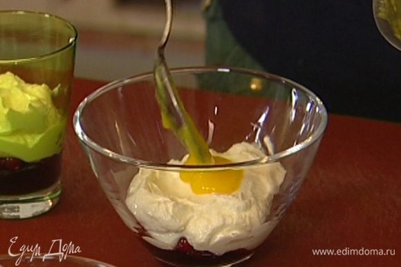 Выложить в стаканы по 1 ч. ложке варенья, немного ягод, слой йогурта и сверху слой манго.