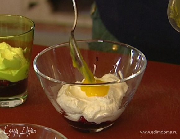 Выложить в стаканы по 1 ч. ложке варенья, немного ягод, слой йогурта и сверху слой манго.  