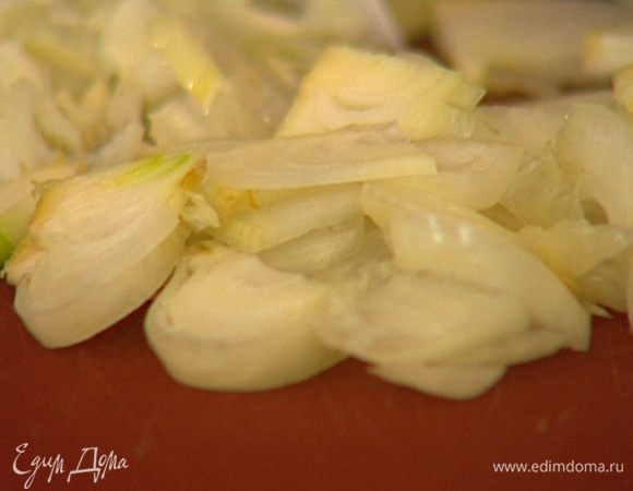 Лук-шалот и чеснок почистить и мелко порезать.  