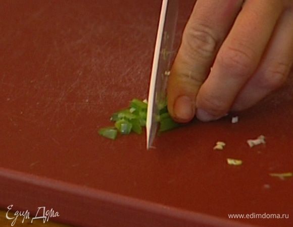 Перец чили, удалив семена, мелко порезать.