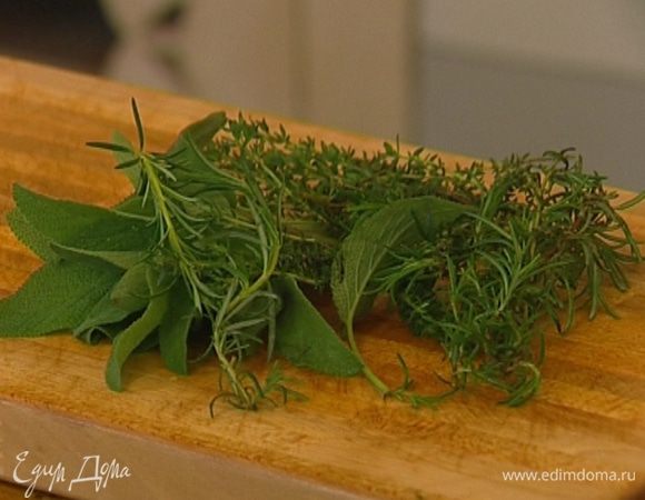 Розмарин, шалфей и тимьян крупно нарезать.