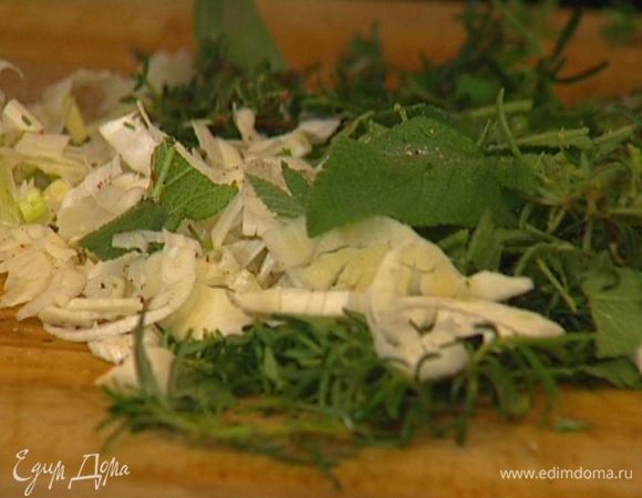 Так же крупно нарезать головку чеснока.