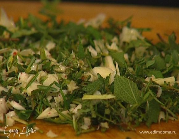 Соединить чеснок с травами, посолить и поперчить, еще немного порубить ножом, влить оливковое масло.