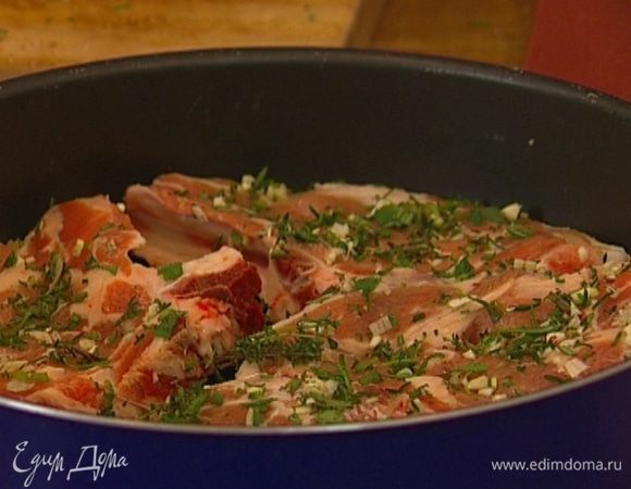 Телятину выложить в большую плоскую форму, присыпать сверху зеленым маринадом, затянуть пленкой и оставить мариноваться примерно на час.