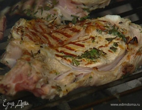 Жарить на гриле по 7−10 минут с каждой стороны.