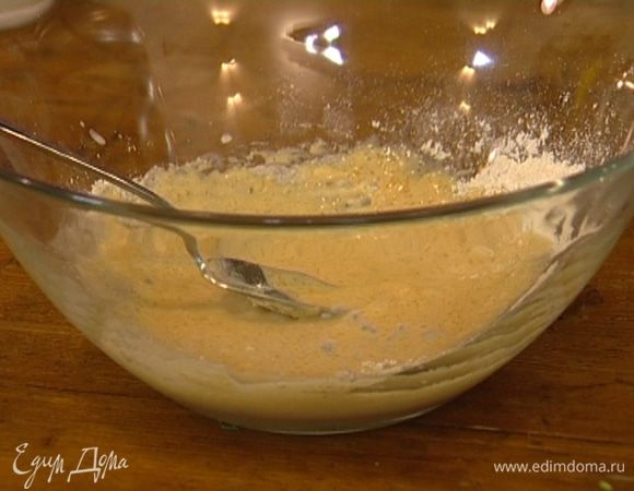 Дрожжи поломать на кусочки, добавить к ним 1 ст. ложку сахара, 1 ст. ложку муки, щепотку соли, влить 50 мл теплой воды. Перемешать опару и оставить на несколько минут. 
