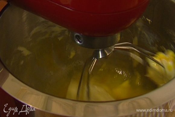 В кухонном комбайне взбить сливочное масло, добавляя по одному яйца.