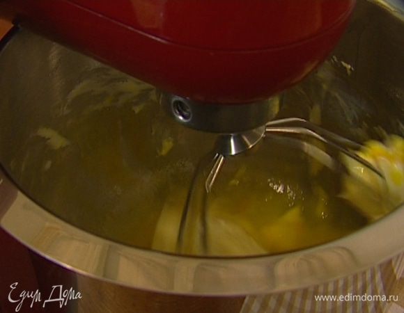 В кухонном комбайне взбить сливочное масло, добавляя по одному яйца.
