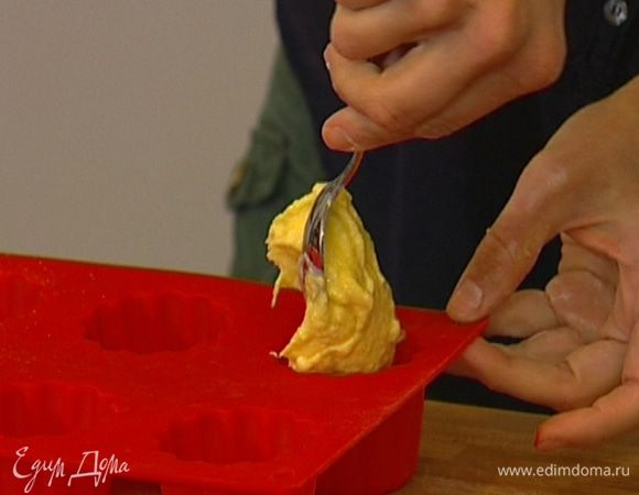 Разложить тесто в небольшие формочки, наполнив их наполовину, и оставить в месте без сквозняков на полчаса. Когда тесто подойдет, выпекать в разогретой духовке около 20 минут. 