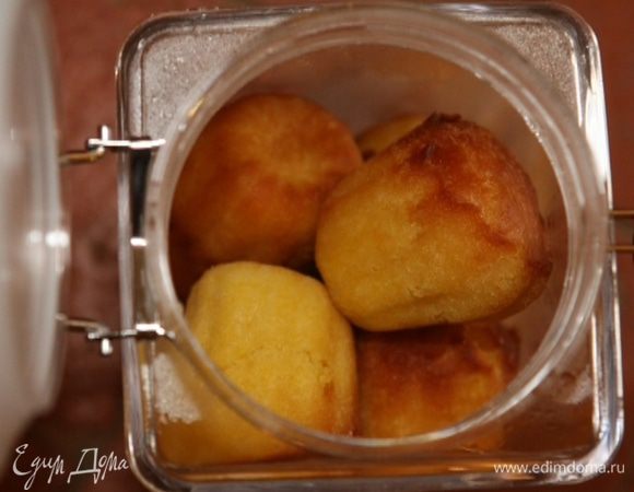 Готовые кексы вынуть из форм, слегка остудить, сложить в банку и залить апельсиновым сиропом. 