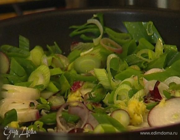 Разогреть в большой сковороде 2−3 ст. ложки оливкового масла и прогреть лук и имбирь на медленном огне.