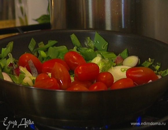 Добавить помидоры черри и сахар, все перемешать, посолить и поперчить. 