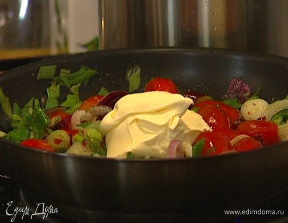 Добавить сметану и все еще раз перемешать. 