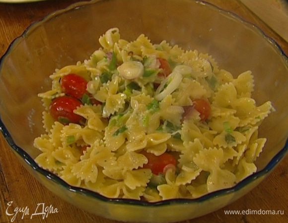 Выложить в сковороду отваренные макароны, полить их слегка оливковым маслом. 
Подавать, присыпав листьями базилика.
